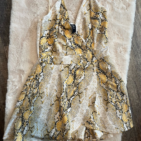 AKIRA Skort Romper in yellow and black snakeskin Women’s size Large - Picture 3 of 5